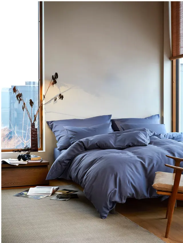 Harmoni satengsengesett Denimblå – steinvasket bomull med luksuriøs mykhet og matt finish. Elegant design med skjulte knapper for et stilrent soverom.