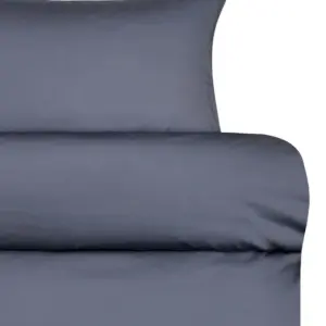 Satengsengesett i denimblå med luksuriøs mykhet og avslappet, matt finish. Skjulte knapper og moderne design for et stilrent soverom.