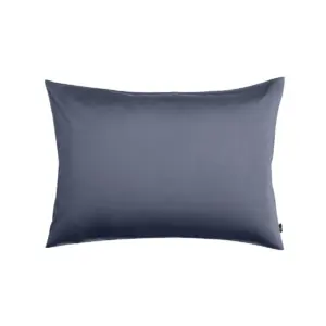 Hotellputetrekk i myk, steinvasket bomullssateng med elegant denimblå tone. Skap en rolig og luksuriøs atmosfære på soverommet med dette tidløse trekket.