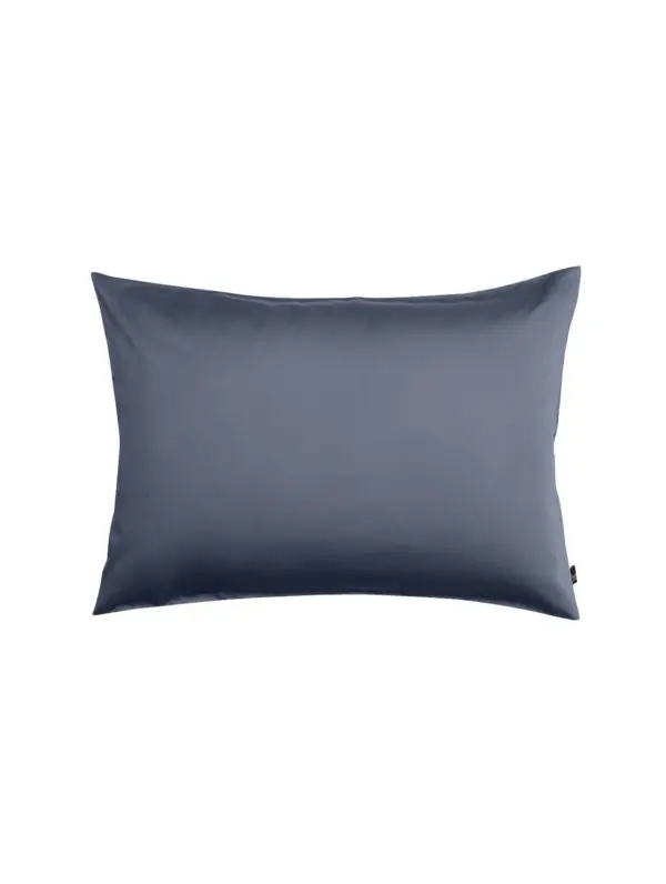 Hotellputetrekk i myk, steinvasket bomullssateng med elegant denimblå tone. Skap en rolig og luksuriøs atmosfære på soverommet med dette tidløse trekket.