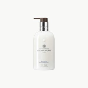 Body lotion med floral og fruktig duft av villjordbær og klokkehyasint