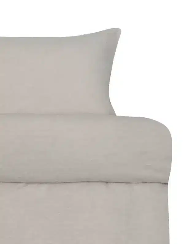 Casper sengesett i beige flanell fra Høie – myk, lun og garnfarget i 100 % bomull.