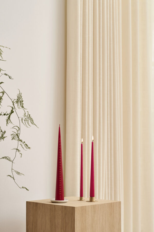Ester & Erik Stearinlys Winter Berry No. 36 – 32 cm Matt - Bilde 3