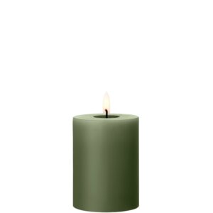 Elegante LED-kubbelys i 10 cm høyde med naturtro flamme og eksklusiv voksfinish. Perfekt kombinasjon av stil og trygghet.
