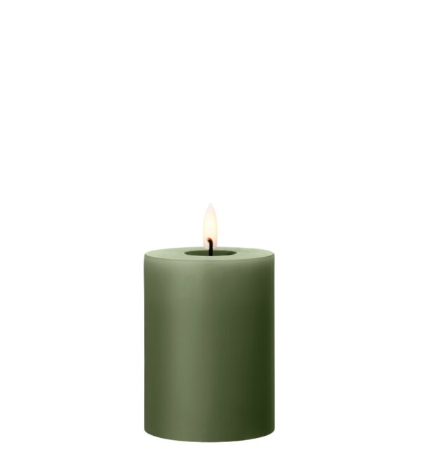 Elegante LED-kubbelys i 10 cm høyde med naturtro flamme og eksklusiv voksfinish. Perfekt kombinasjon av stil og trygghet.