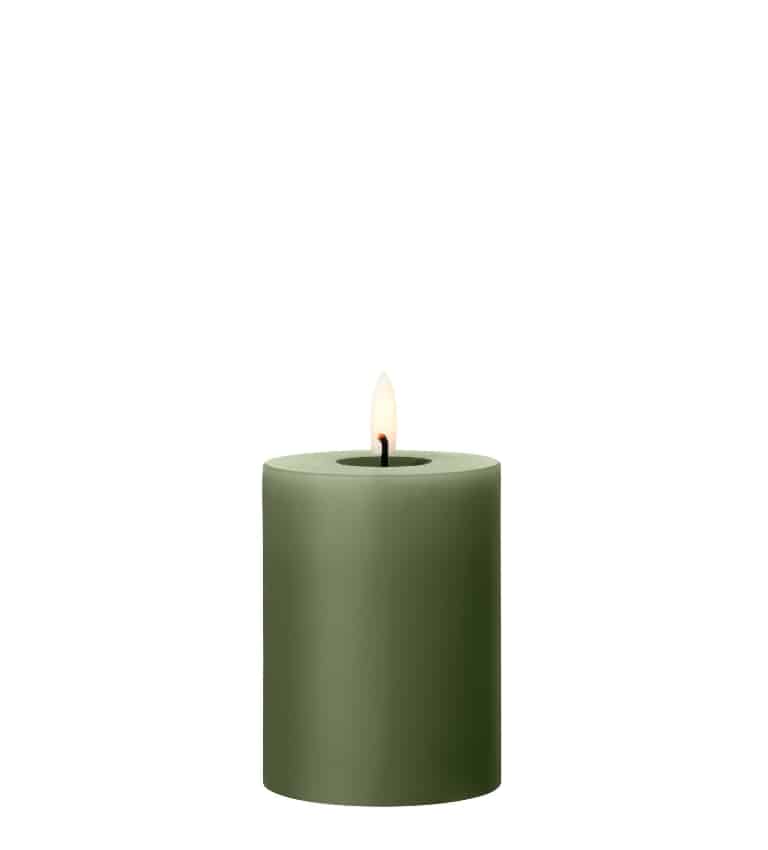 Elegante LED-kubbelys i 10 cm høyde med naturtro flamme og eksklusiv voksfinish. Perfekt kombinasjon av stil og trygghet.