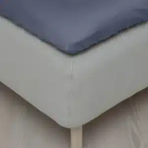 Høie Harmoni formsydd laken i denimblå sateng. Mykt, pustende og elegant med perfekt passform. Skap hotellfølelsen hjemme på soverommet.