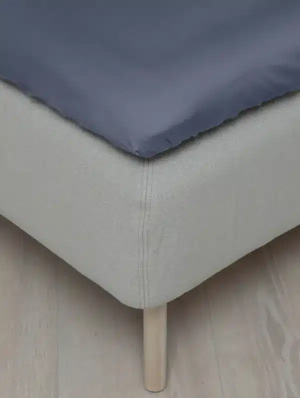 Høie Harmoni formsydd laken i denimblå sateng. Mykt, pustende og elegant med perfekt passform. Skap hotellfølelsen hjemme på soverommet.