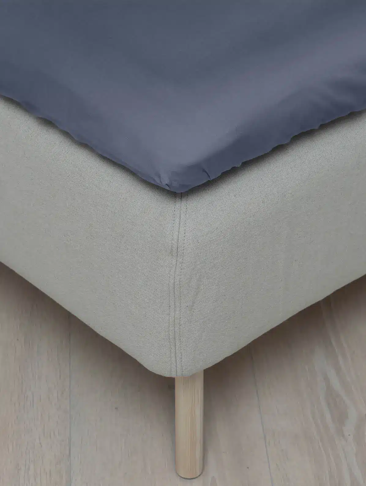 Høie Harmoni formsydd laken i denimblå sateng. Mykt, pustende og elegant med perfekt passform. Skap hotellfølelsen hjemme på soverommet.