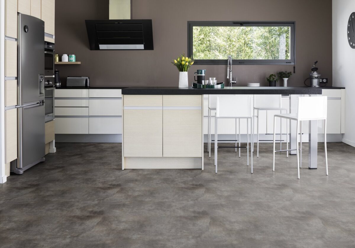 Elegant betonginspirert gulv som passer moderne hjem