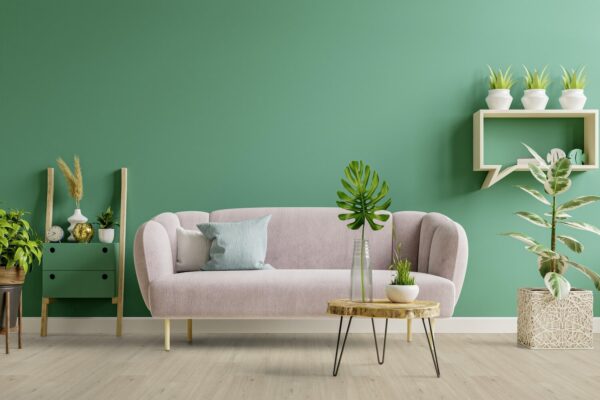 Lyst og harmonisk gulvbelegg i stue med grønne detaljer