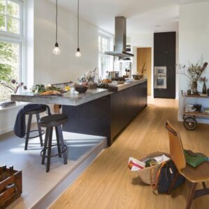 Parkett Eik Harmonisk børstet Ultramattlakk fra Meister montert i moderne kjøkken med mørk innredning og naturlig lys