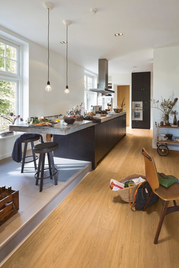 Parkett Eik Harmonisk børstet Ultramattlakk fra Meister montert i moderne kjøkken med mørk innredning og naturlig lys