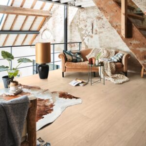 Parkett Eik Hvit børstet Autentisk Ultramattlakk fra Meister montert i lys loftstue med naturlige materialer