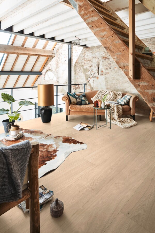 Parkett Eik Hvit børstet Autentisk Ultramattlakk fra Meister montert i lys loftstue med naturlige materialer