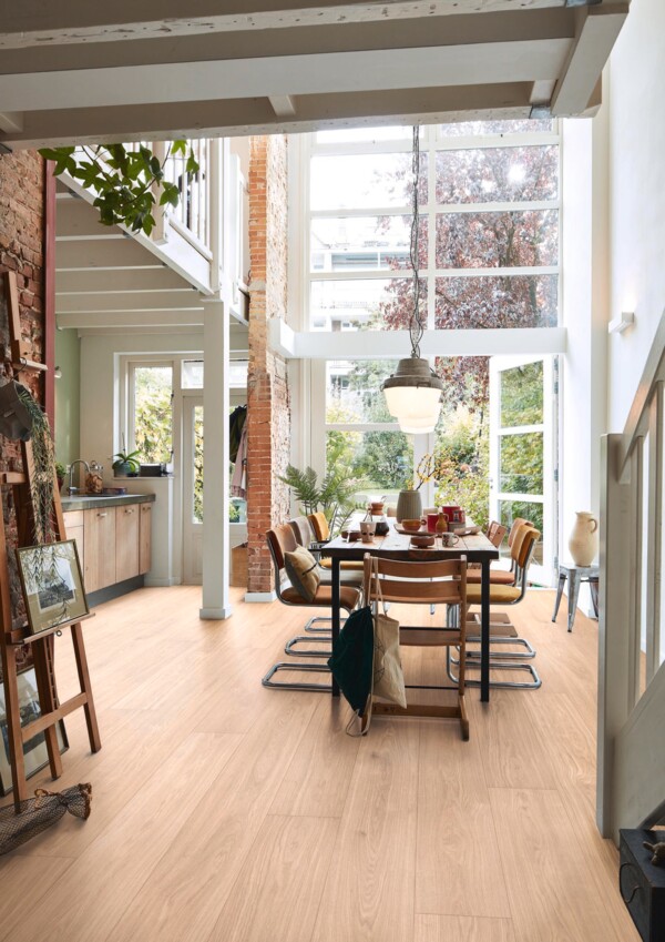 Parkett Eik Hvit Harmonisk børstet Ultramattlakk – rombilde med naturlig lys og luftige materialer fra Meister PD 450