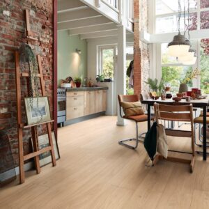 Parkett Eik Hvit Harmonisk børstet Ultramattlakk fra Meister montert i lys stue med store vinduer og moderne interiør