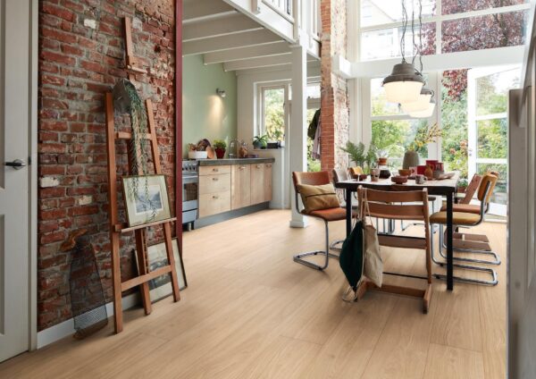 Parkett Eik Hvit Harmonisk børstet Ultramattlakk fra Meister montert i lys stue med store vinduer og moderne interiør