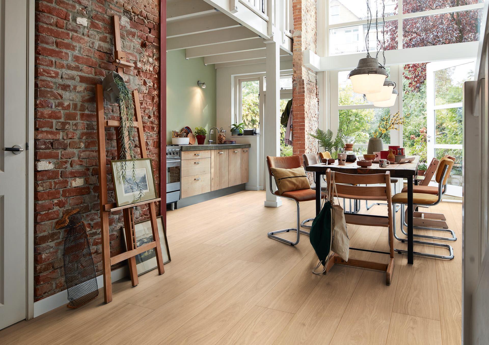 Parkett Eik Hvit Harmonisk børstet Ultramattlakk fra Meister montert i lys stue med store vinduer og moderne interiør