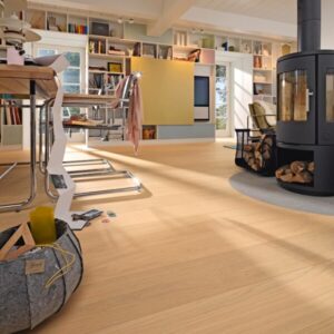 Parkett Eik Select børstet Ultramattlakk fra MeisterParquet PD 400 montert i lyst moderne stueinteriør med peis og store vinduer