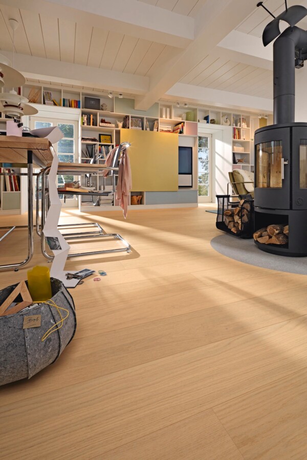 Parkett Eik Select børstet Ultramattlakk fra MeisterParquet PD 400 montert i lyst moderne stueinteriør med peis og store vinduer