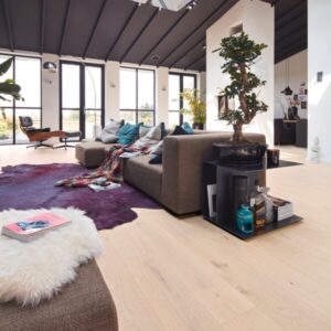 Parkett Eik Kremhvit børstet Ultramattlakk fra MeisterParquet PD 400 montert i moderne stue med store vinduer og lyse fargetoner