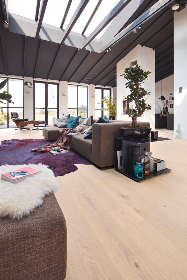 Parkett Eik Kremhvit børstet Ultramattlakk fra MeisterParquet PD 400 montert i moderne stue med store vinduer og lyse fargetoner