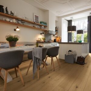 Parkett MeisterParquet PD 450 Eik Greige natur i lyst kjøkkenmiljø – lange planker med naturlig struktur og varm tone