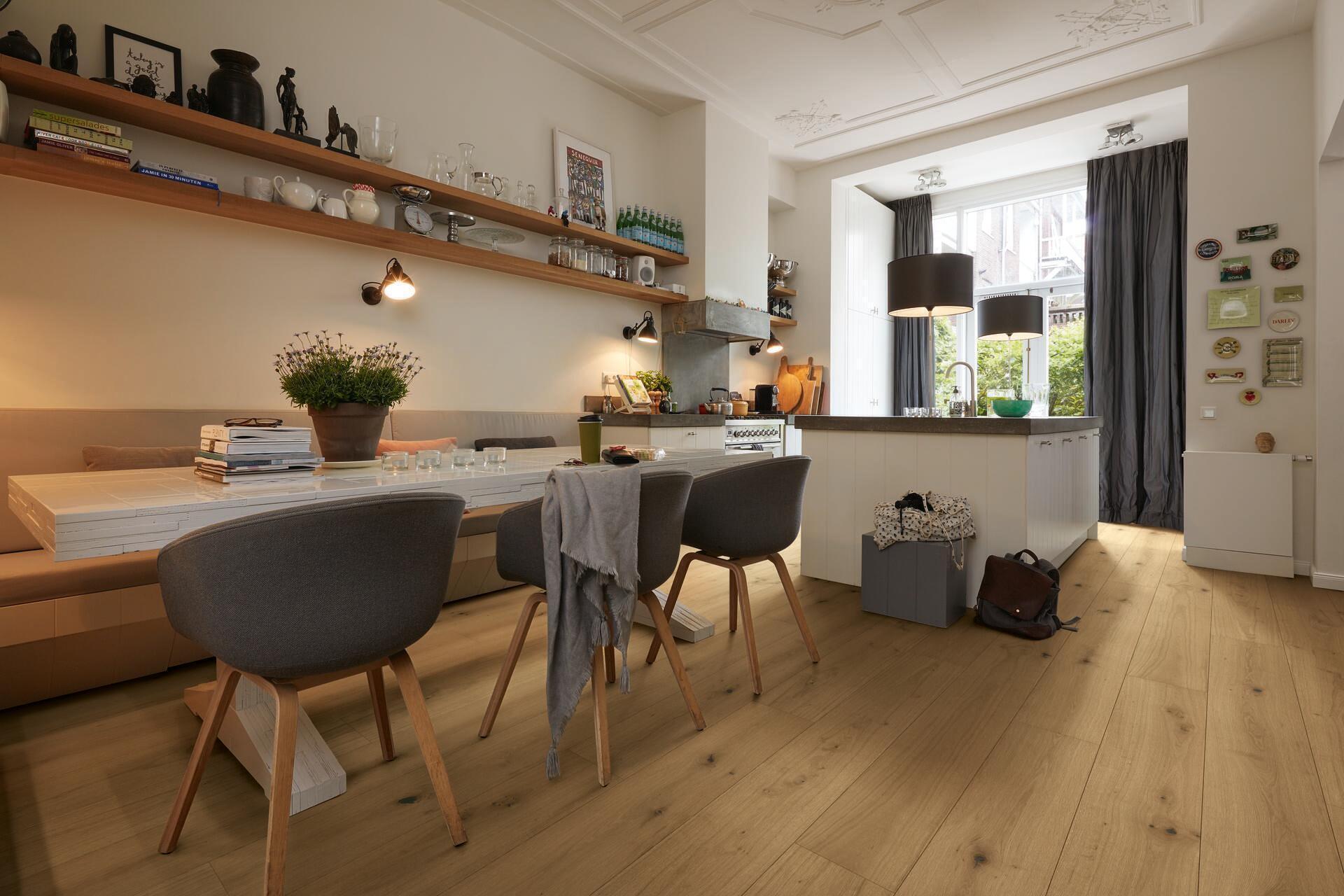 Parkett MeisterParquet PD 450 Eik Greige natur i lyst kjøkkenmiljø – lange planker med naturlig struktur og varm tone