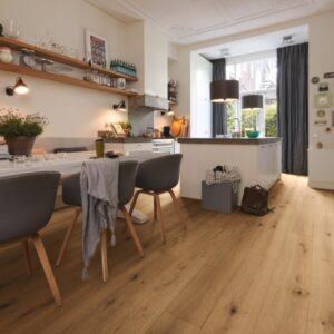 Parkett Eik Greige natur fra MeisterParquet PD 450 montert i moderne kjøkken med spiseplass – naturlig gråbeige eik med ultramatt overflate