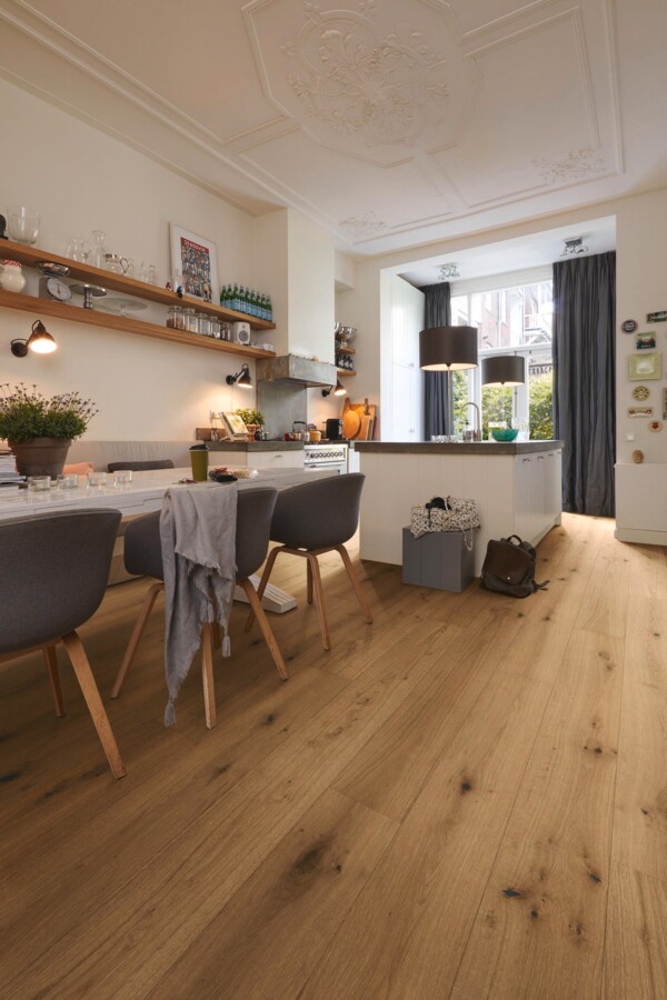 Parkett Eik Greige natur fra MeisterParquet PD 450 montert i moderne kjøkken med spiseplass – naturlig gråbeige eik med ultramatt overflate