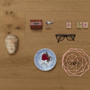 Nærbilde i perspektiv av 1-stavs parkett Eik Greige natur børstet ultramattlakk – livlig sortering med kvist og naturlig spill