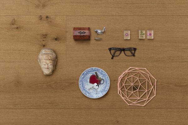 Nærbilde i perspektiv av 1-stavs parkett Eik Greige natur børstet ultramattlakk – livlig sortering med kvist og naturlig spill