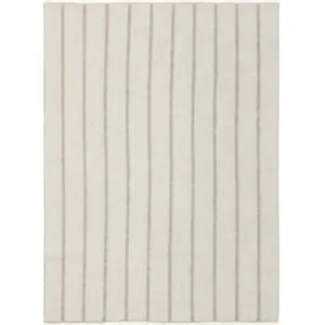 Mykt og lunt ullpledd i varm beige tone. 100 % ren ull – gjør sofakosen komplett med naturlig komfort og elegant uttrykk.