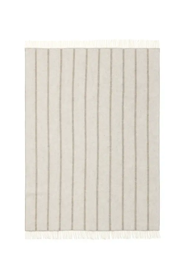 Mykt og lunt ullpledd i varm beige tone. 100 % ren ull – gjør sofakosen komplett med naturlig komfort og elegant uttrykk.