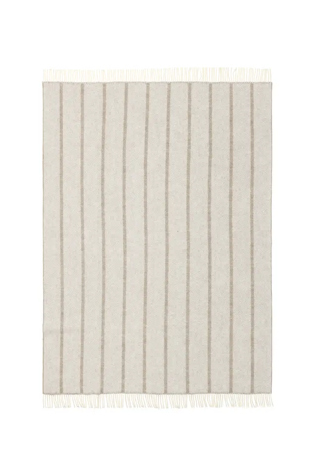 Mykt og lunt ullpledd i varm beige tone. 100 % ren ull – gjør sofakosen komplett med naturlig komfort og elegant uttrykk.