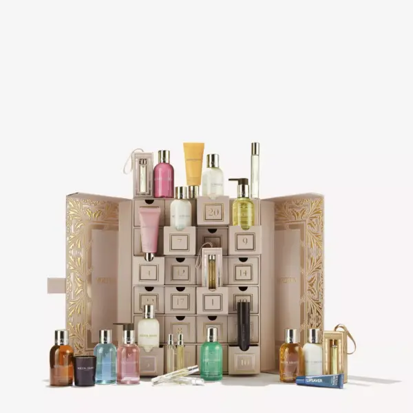 Molton Brown Advent Kalender – 24 luksuriøse produkter med duft og pleie. En elegant julekalender fylt med britisk velvære og eksklusivitet.