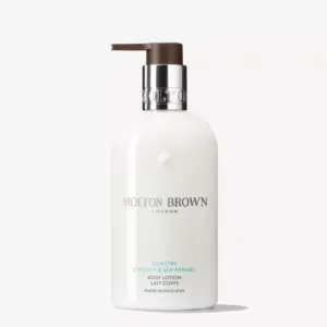Oppdag Molton Browns Coastal Cypress & Sea Fennel Body Lotion – en luksuriøs kroppslotion med kystinspirert duft og vegansk formel. Velg kvalitet hos Interiørfaghuset T. Lund.