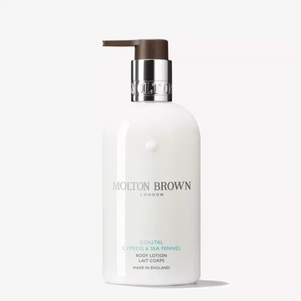 Oppdag Molton Browns Coastal Cypress & Sea Fennel Body Lotion – en luksuriøs kroppslotion med kystinspirert duft og vegansk formel. Velg kvalitet hos Interiørfaghuset T. Lund.