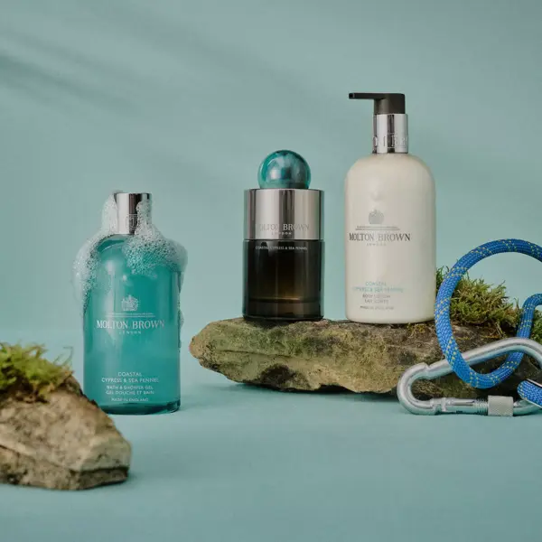 Oppdag Molton Browns Coastal Cypress & Sea Fennel Body Lotion – en luksuriøs kroppslotion med kystinspirert duft og vegansk formel. Velg kvalitet hos Interiørfaghuset T. Lund.