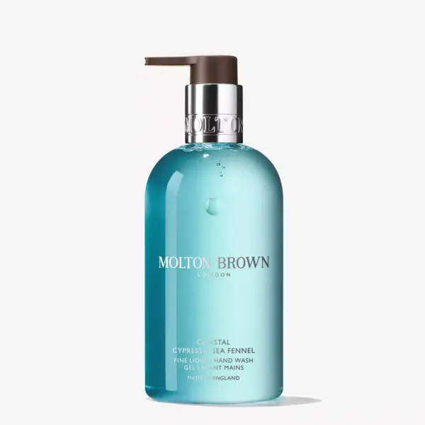 Oppdag Molton Browns Coastal Cypress & Sea Fennel Fine Liquid Hand Wash – en luksuriøs håndsåpe med kystinspirert duft og elegant design. Velg kvalitet hos Interiørfaghuset T. Lund.
