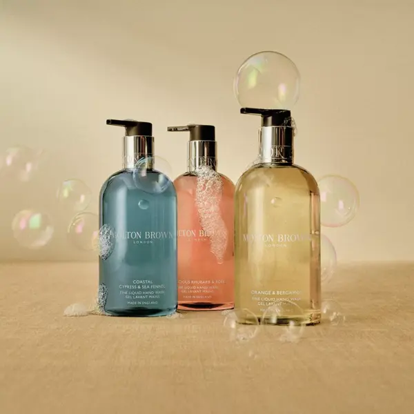 Oppdag Molton Browns Coastal Cypress & Sea Fennel Fine Liquid Hand Wash – en luksuriøs håndsåpe med kystinspirert duft og elegant design. Velg kvalitet hos Interiørfaghuset T. Lund.