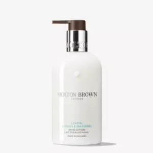 Oppdag Molton Browns Coastal Cypress & Sea Fennel Hand Lotion – en luksuriøs håndlotion med kystinspirert duft og elegant design. Gå for kvalitet hos Interiørfaghuset T. Lund.
