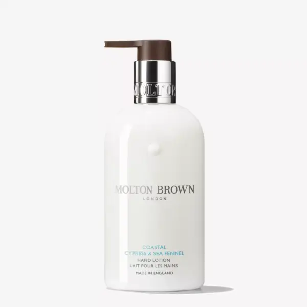 Oppdag Molton Browns Coastal Cypress & Sea Fennel Hand Lotion – en luksuriøs håndlotion med kystinspirert duft og elegant design. Gå for kvalitet hos Interiørfaghuset T. Lund.