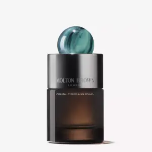 Oppdag Molton Browns Coastal Cypress & Sea Fennel Eau de Parfum 100 ml – en luksuriøs og maritim duft med noter av fikenblader, saltet cypress og lær. Velg kvalitet og eleganse hos Interiørfaghuset T. Lund.