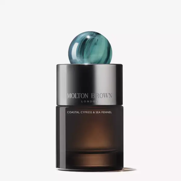 Oppdag Molton Browns Coastal Cypress & Sea Fennel Eau de Parfum 100 ml – en luksuriøs og maritim duft med noter av fikenblader, saltet cypress og lær. Velg kvalitet og eleganse hos Interiørfaghuset T. Lund.