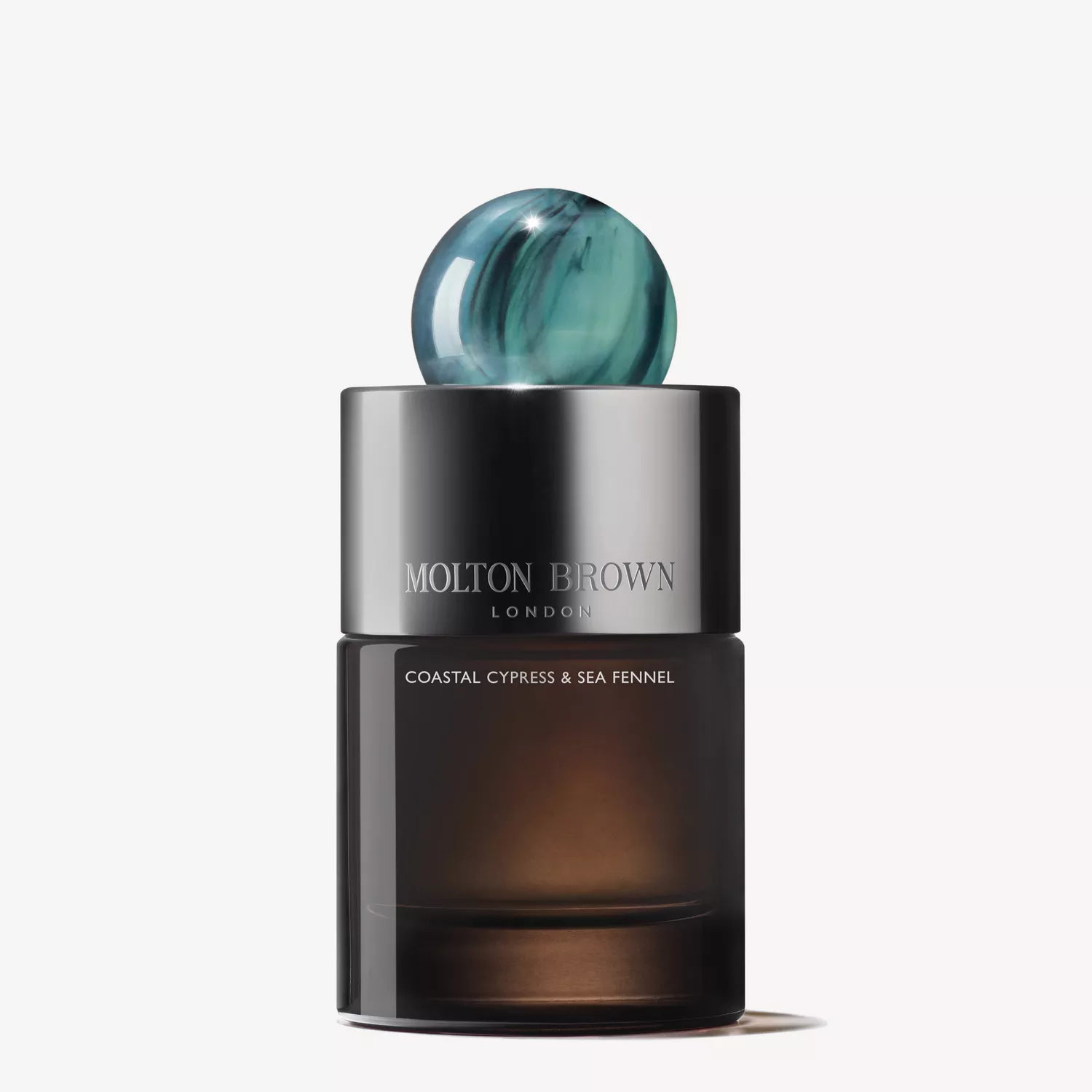 Oppdag Molton Browns Coastal Cypress & Sea Fennel Eau de Parfum 100 ml – en luksuriøs og maritim duft med noter av fikenblader, saltet cypress og lær. Velg kvalitet og eleganse hos Interiørfaghuset T. Lund.