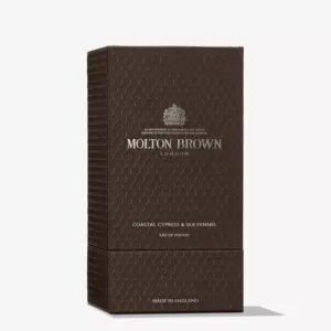 Oppdag Molton Browns Coastal Cypress & Sea Fennel Eau de Parfum 100 ml – en luksuriøs og maritim duft med noter av fikenblader, saltet cypress og lær. Velg kvalitet og eleganse hos Interiørfaghuset T. Lund.