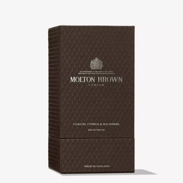 Oppdag Molton Browns Coastal Cypress & Sea Fennel Eau de Parfum 100 ml – en luksuriøs og maritim duft med noter av fikenblader, saltet cypress og lær. Velg kvalitet og eleganse hos Interiørfaghuset T. Lund.