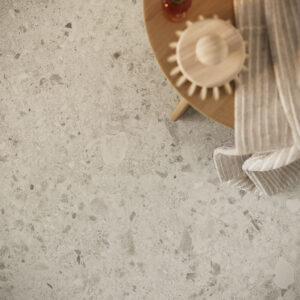 Tarkett Brecciastone Beige – detaljbilde av våtromsbelegg